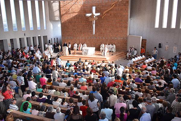 Monseñor Ezzati dedicó nuevo templo de Nuestra Señora de la Medalla Milagrosa Monseñor Ezzati dedicó nuevo templo de Nuestra Señora de la Medalla Milagrosa