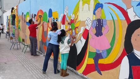 Artistas Jovenes Pintan En Un Viaducto Santa Cruz El Deber