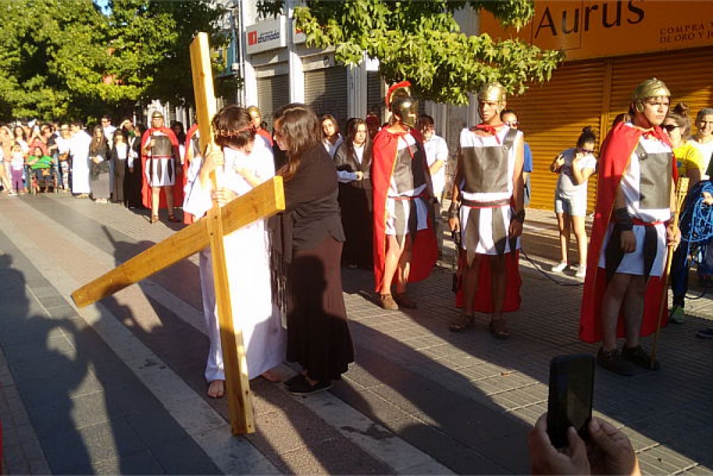 Viernes Santo Estuvo Marcado Por La Celebración Del Vía Crucis 
