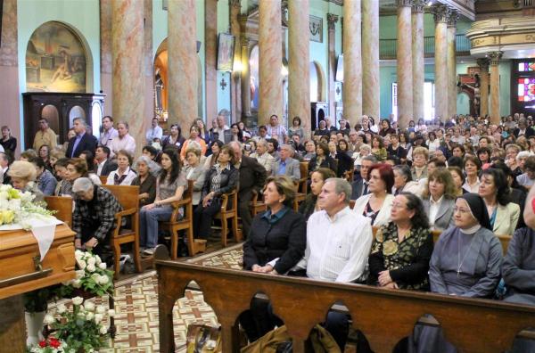 El cariño y la gratitud de religiosos y laicos acompañó al padre Ignacio  Larrañaga hasta su sepultura