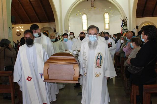 Padre Mario Erazo Flores una vida entregada al servicio de los demás